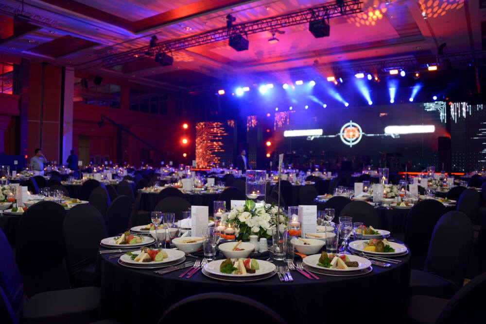 หน้าจอ LED ตั้งอยู่ในงานแต่งแสงไฟค่อนข้างสลัว